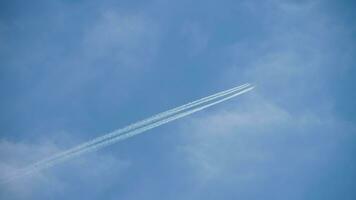 traînées dans le ciel bleu. avion volant haut. video