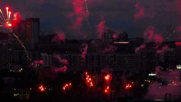 fuegos artificiales estallando sobre la ciudad de novosibirsk, cumpleaños número 126 de la ciudad video