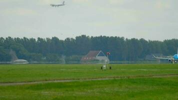 Flugzeug Ansatz Vor Landung und andere Flugzeug beschleunigen Vor Abfahrt beim anders Landebahnen von Flughafen video