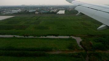 flugzeug, das sich während des regens am flughafen von bangkok, thailand, nähert video