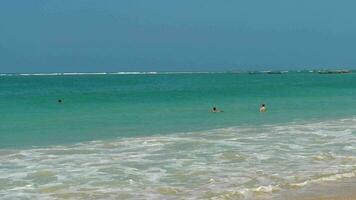 bela onda na praia, água limpa, areia amarela no mar de andaman phuket tailândia. video