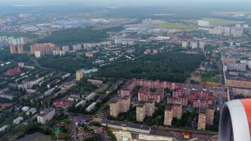 das Aussicht von das Flugzeug Fenster zu das Siedlungen und Straße Über das Moskau Region video