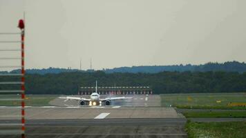 frenagem do avião após o pouso. aeroporto de Düsseldorf, Alemanha video