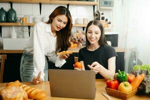 imagen de recién casado Pareja Cocinando a hogar. Asia joven Pareja Cocinando juntos con un pan y Fruta en acogedor cocina foto