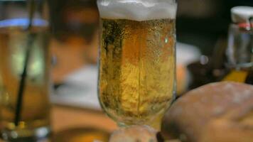 Bier Glas und Essen Bruschetta mit Belag video