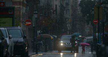 regenachtig ochtend- voetganger kruispunt video
