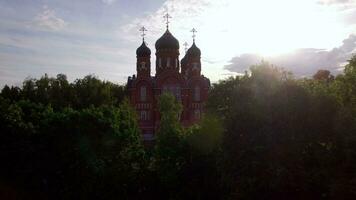 ascensión catedral y santo cruzar monasterio en verde campo, Rusia video