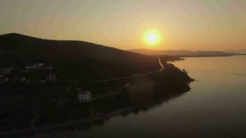 aéreo ver de trikorfo playa línea costera a atardecer, Grecia video