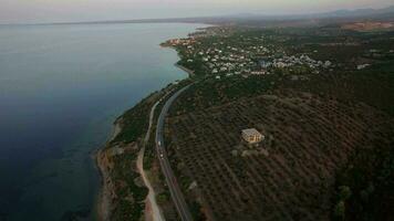 flygande över de hav och strandlinje av trikorfo strand, grekland video