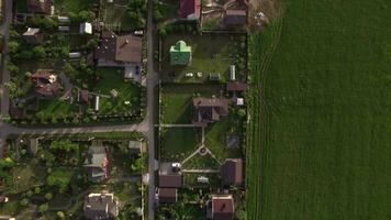 antenne visie van huizen met groen yards in platteland, Rusland video