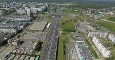 en volant plus de voies multiples Autoroute avec intersections dans Moscou, Russie video