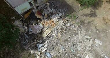 un aérien vue de une démoli partie de une Résidentiel bâtiment video