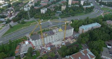 antenn se av lägenhet hus under konstruktion på de vid vägkanten, moskva video