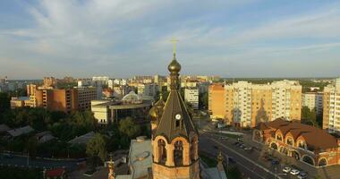 antenn skott av stad gator med hus och kyrka på solnedgång, ryssland video