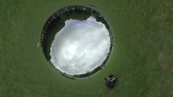 bolvormig timelapse van stad straat, visie met groen gras in de omgeving van video