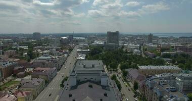 un aéreo ver de un soleado paisaje urbano cerca el grande río video