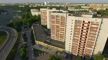 aereo Visualizza di kazan città, Russia. appartamento blocchi e strada traffico video