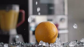 naranja y hielo para refrescante bebida video