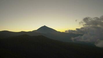 montanhas panorama com nuvens em tenerife, tarde cena video