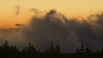 visage à visage avec des nuages video