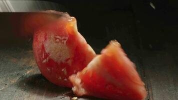 Tomate Scheibe mit Meer Salz- video