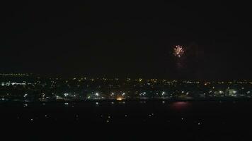 een nacht stedelijk visie met helder vuurwerk over- het video