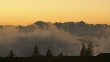 laps de temps coup de tas des nuages transformation, le coucher du soleil scène video