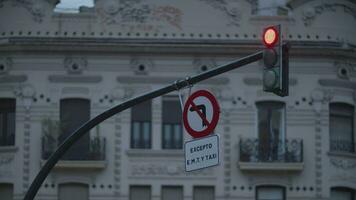 der Verkehr Beleuchtung und verboten Zeichen Über das Straße video