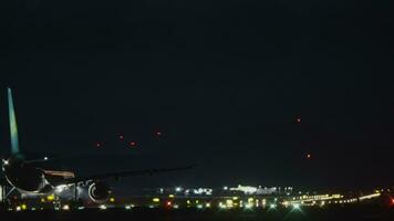 ein Flugzeug ziehen um auf ein Runway gegen das Tonhöhe schwarz Nacht Himmel video