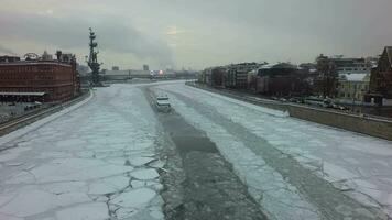 de winter Moskou urbanscape met een bevroren Moskou rivier- video