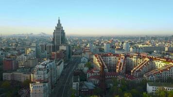 ein Antenne Aussicht von das Center von Moskau auf ein sonnig Tag video