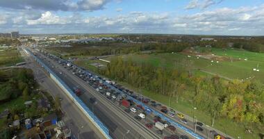 ein beschäftigt Autobahn mit ein der Verkehr Marmelade entlang mit das Grün Landschaft video