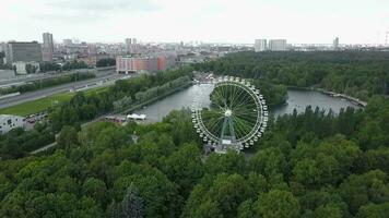 a aéreo urbano Visão com uma verde parque área com uma ferris roda dentro isto video