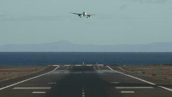 aviones tráfico en pista a lanzarote aeropuerto, canario islas video