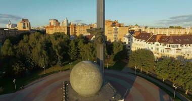 monument à le 600e anniversaire de Kalouga, aérien voir. Russie video