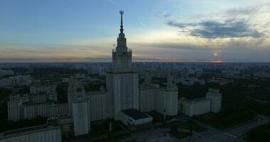 antenne Moskou stadsgezicht met lomonosov staat Universiteit, Rusland video