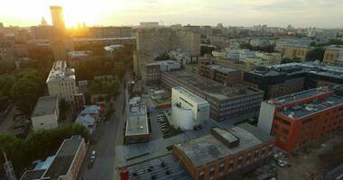 aéreo verão paisagem urbana do Moscou às nascer do sol, Rússia video