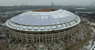 flygande runt om en enorm runda stadion video