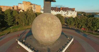 monument à le 600e anniversaire de Kalouga, Russie. aérien vue video