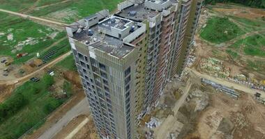 un aéreo ver de un casi terminado multi piso edificio en el construcción sitio video