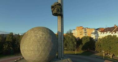 aérien vue de monument à le 600e anniversaire de Kalouga, Russie video