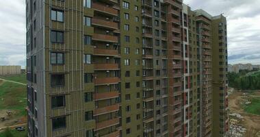 un medio terminado multi piso edificio en el construcción proceso video