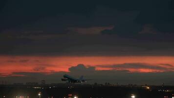 uma decolagem de avião noturno video