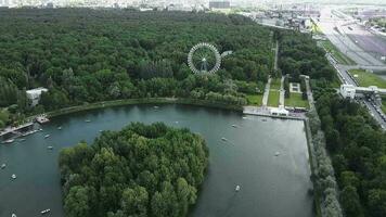 fliegend Über ein Park mit ein Ferris Rad video