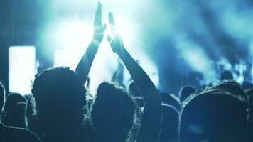 à le concert. fille ventilateur applaudir à la musique bande video