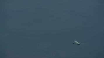a aeronave dentro a cinzento céu video