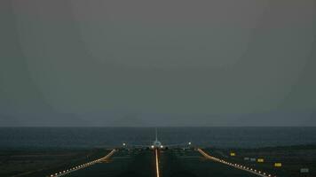 un pista con un tomando apagado avión video