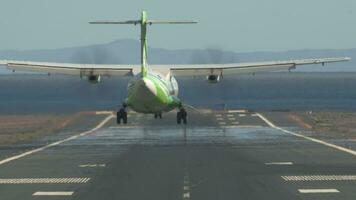 jetliner arrivée. avion atterrissage sur piste par le mer video