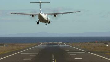 Jetliner Landung auf Runway durch das Meer video