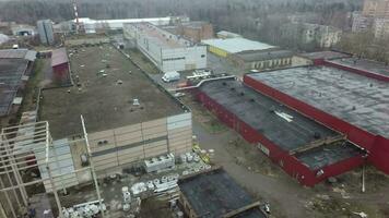 antenne visie van industrieel gebouwen Aan de fabriek Oppervlakte video